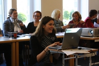 Trainee Karianne Kojen Andersen og noen deltakere