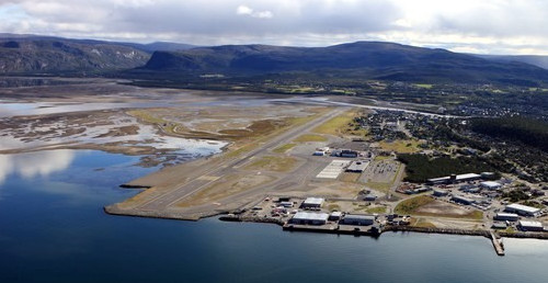Alta Havneterminal for gods og cruiseb&aring;ter, Passasjerterminal for hurtigb&aring;t og Alta Lufthavn - alt p&aring; et sted.