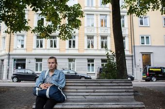 Jente på benk web