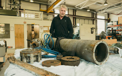 Geir Samuelsen med den ødelagte motoren til Selsbanes seil. Foto: Øivind Arvola Geir Samuelsen med den ødelagte motoren til Selsbanes seil. Foto: Øivind Arvola