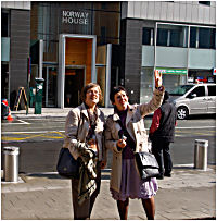 2 damer foran Norway House i Brüssel 2 damer foran Norway House i Brüssel