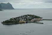 Die kleine, dicht besiedelte Insel Husøy