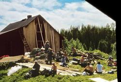 Lamberseterspeiderne restaurerer hovedhuset på Bøvelstad i 1973