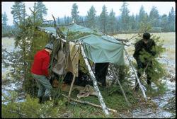 Her bygger far og sønn «spellhytte» på en orreleik i Marka.