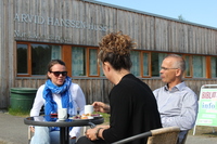 Seminarpause - deltagerne fra Lenvik koser seg i sola_200x133.jpg