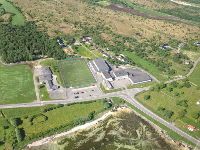 Flyfoto av Herøy skole