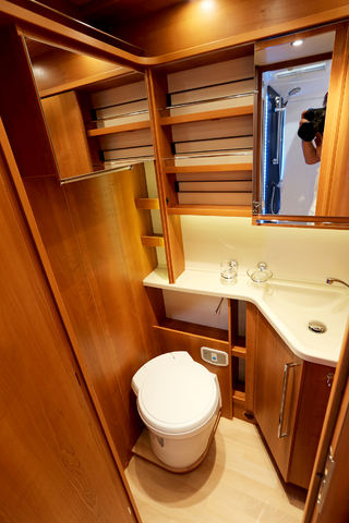 TOALETTET og badet ligger midt i bilen og har det meste av det du trenger. Foto: KJELL-ERIK KRISTIANSEN TOALETTET og badet ligger midt i bilen og har det meste av det du trenger. Foto: KJELL-ERIK KRISTIANSEN