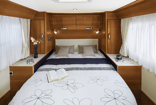 QUEENSBED bak der skapene på siden kan justeres i høyde, akkurat som sengen. Det henger sammen med hvilken høyde du vil ha på garasjen under. Foto: RAPIDO Pascal Rebmann QUEENSBED bak der skapene på siden kan justeres i høyde, akkurat som sengen. Det henger sammen med hvilken høyde du vil ha på garasjen under. Foto: RAPIDO