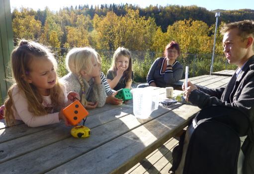 Barna i Blåbærdalen barnehage var interessert i det spennende utstyret som fulgte med mattesekken fra Tekna.