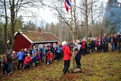 Steinar Saghaug. Arrangementets yngste deltaker fikk æren av å heise flagget over DNT Oslo og Omegns nye markastue på Dølerud.