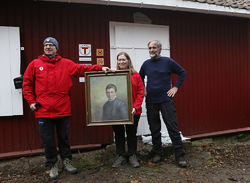 ØVs leder Johan Ellingsen og nestleder Helga Gunnarsdóttir overrakte en gave til Dølerud fra Sverre M. Fjelstad: Et portrett av hans bestemor Karen, som arbeidet som gjeterjente her for over 150 år siden. Foto: Espen Bratlie.