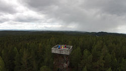 Kristian Götz / Fotointhesky. På toppen av Kjerringhøgda står det som er et branntårn om dagen, men om natta forandrer det seg til et romobservatorium.
