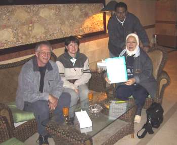 Noura og Mohamed tar i mot oss i Huragadha