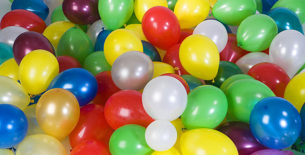 Bilde av mange fargerike ballonger