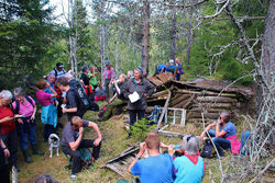 Helen Østbye og turdeltakerne ved restene av Grønberghytta i Jongseteråsen. Foto: Steinar Saghaug.