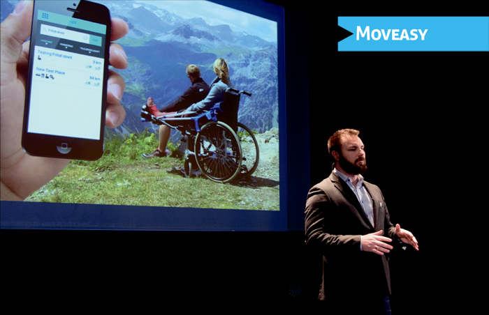 Bilde av Simon Flack som presenterer tilgjengelighetsappen Moveasy