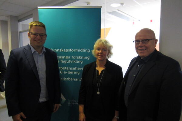 Fylkesordfører i Oppland Even Aleksander Hange, direktør i TkØ Hilde Vogt Toven  og fylkestannlege i Oppland Bjørn Ellingsæter