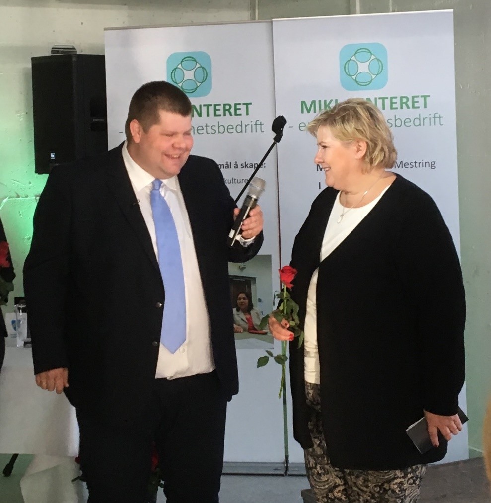 Jon Henrik Larsen og Erna Solberg under åpningen av MIKI senteret i Sjøvegan