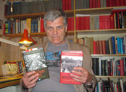 Lars Borgersrud med tobindsverket «Den norske militærfascismen 1930-1945», som ble utgitt i 2010 og 2012. Foto: Privat.