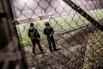 ungdommer på idrettsplass web
