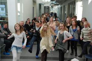 Elevar som dansar i ein korridor