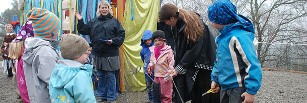 Ordførar Liv Kari Eskeland får hjelp av ungane til å klyppa snora.