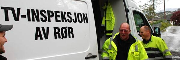 Folk frå Vitek framfor inspeksjonsbilen