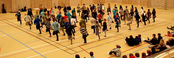 Linedance med elevar på 8. trinn.