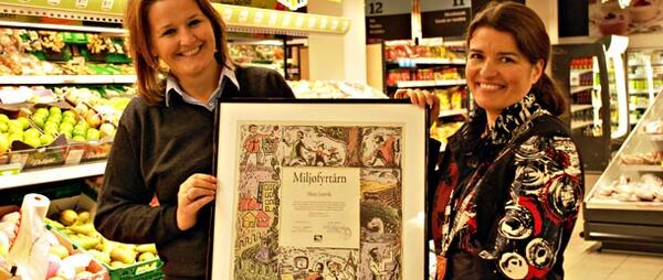 Butikksjefen og ordføraren med Miljøfyrtårnplaketten.