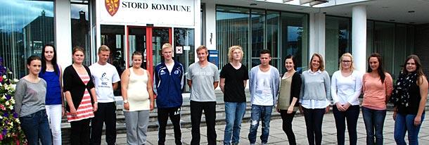 Dei nye lærlingane i Stord kommune framfor rådhuset.