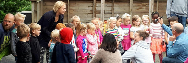 barn står i lag og syng