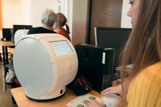 Tina Nyhammer får opplæring i bruk av maskinen Evondos, som er en automatisk medisinmaskin. Foto: Øivind Arvola