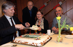 Ola Elvestuen spiste nasjonalpark-kake sammen med tre sentrale personer bak ØVs initiativ i 2011: ØVs styremedlem Sigmund Hågvar, nåværende styreleder Helga Gunnarsdóttir, og daværende styreleder Johan Ellingsen.