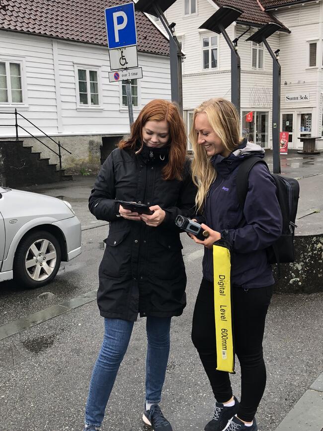 To studentar har sommarjobb med å kartleggja universell utforming i Leirvik sentrum