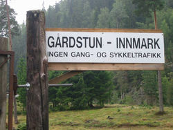 Ved den låste porten til Børter henger dette skiltet. Foto: ØV.