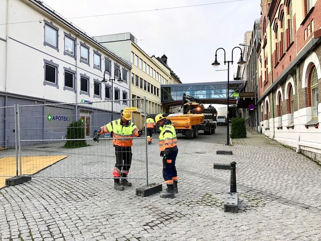 I denne gaten skal Harstad maskin starte arbeidene. Det skal først graves for fjernvarme og nettkabler. Foto: Øivind Arvola