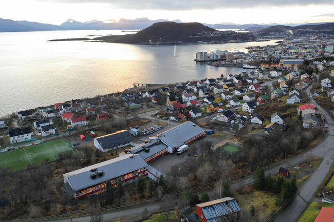 Skolen ligger ca. 2 km. nord for Harstad sentrum, og er omgitt av flotte naturområder på Trondeneshalvøya.  Foto: Øivind Arvola