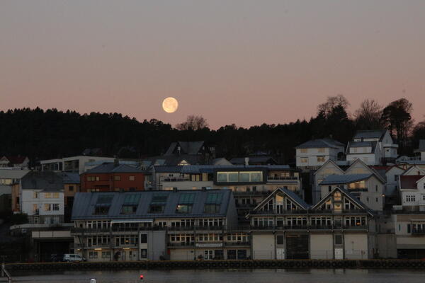 Kaifronten i Leirvik med fullmåne