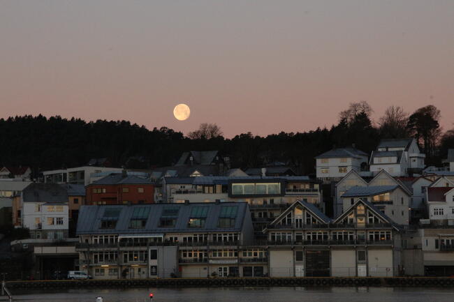 Kaifronten i Leirvik med fullmåne