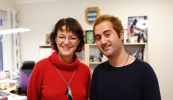 Ordfører Marianne Bremnes og fribymusiker Nikan Khosravi. Foto: Øivind Arvola