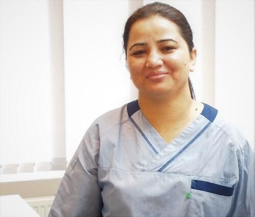 Tannhelsesekretær Tehmina Arshad er en av åtte tannhelsesekretærer ved TkØ