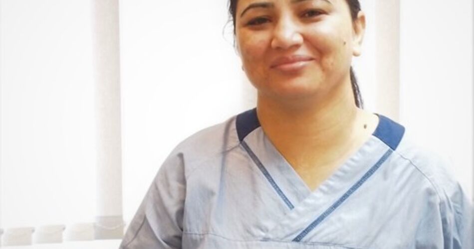 Tannhelsesekretær Tehmina Arshad er en av åtte tannhelsesekretærer ved TkØ