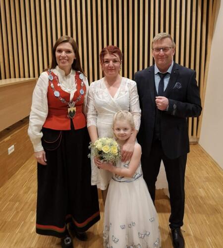 Bilde av brudeparet Karlsen med ordfører og Karlsens datter