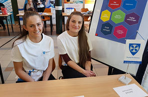 Janita Nilsen og Marita Hansen representerte Ibestad på stand under Karrieredagen på UIT i Harstad.