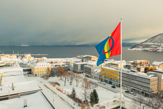 Det samiske flagget vaier over Harstad. Foto: Øivind Arvola