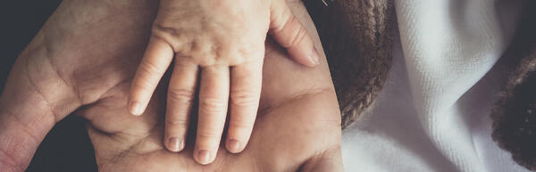 Ei lita hand i ei stor hand. foto