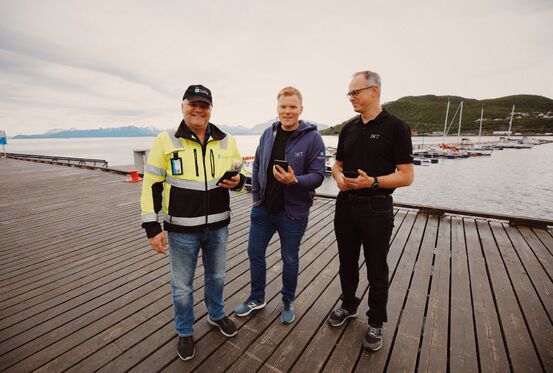 Havnesjef Ivar F Hagenlund (t.h.), Stian Antonsen og Hans Eidnes fra Harstad kommunes IKT-avdeling.