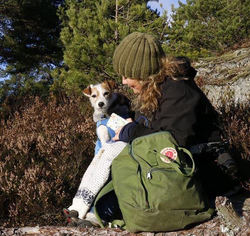 Marianne Mikalsen bor på Lambertseter i Oslo og går noen mil i Østmarka hver uke. Her er hun fotografert på Kristenseteråsen sammen med Fantas datter Funky, som også er en parson russel-terrier. Foto: Bente Lise Dagenborg.