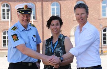 Samarbeid er nøkkelen for å snu negativ utvikling i ungdomsmiljøer. Fra venstre Ole Hortemo (Politistasjonssjef i Kristiansand), Johanne Benitez Nilsen (Kriminalitetsforebyggende koordinator og prosjektleder), Arly Hauge (Utdanningssjef i Vest- Agder fylkeskommune). Samarbeid er nøkkelen for å snu negativ utvikling i ungdomsmiljøer. Fra venstre Ole Hortemo (Politistasjonssjef i Kristiansand), Johanne Benitez Nilsen (Kriminalitetsforebyggende koordinator og prosjektleder), Arly Hauge (Utdanningssjef i Vest- Agder fylkeskommune).