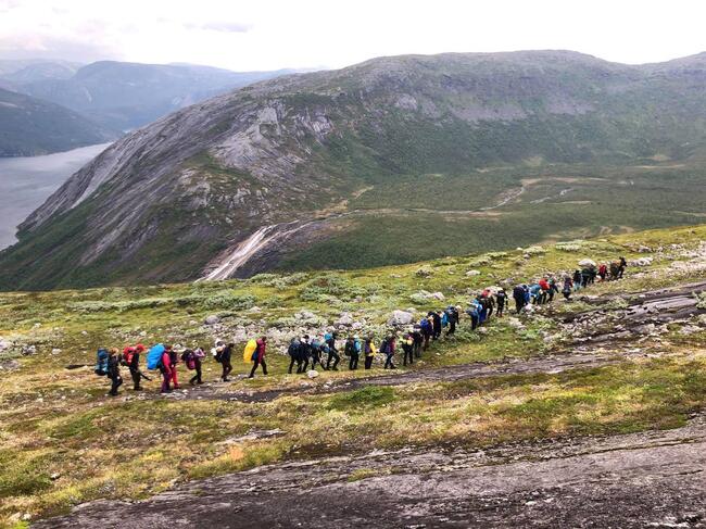 Skoleelever på fjelltur